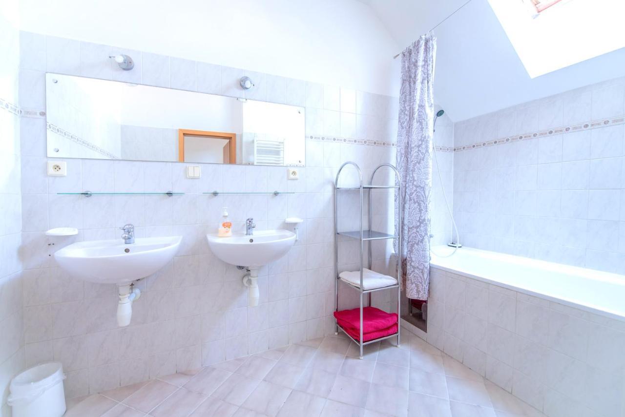 Apartments Vezenska Прага Екстер'єр фото