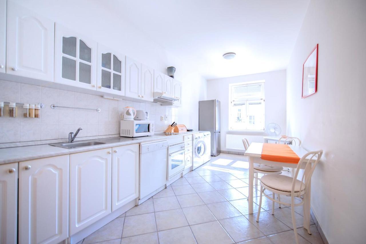Apartments Vezenska Прага Екстер'єр фото